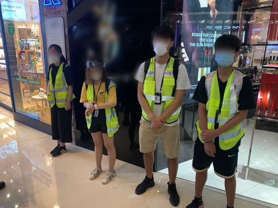 警方发明现场怀孕穿“黄背心”的人士并非记者