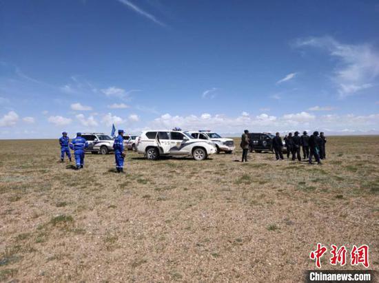 图为青海省海西州格尔木市公安局组织百余名民警及青海省海西州蓝天应急救援中心工作人员在可可西里无人区清水河流域和警方发现了失联女孩的衣物。 青海省海西州蓝天应急救援中心供图