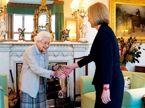 2022年9月6日，英国女王伊丽莎白二世接见英国保守党党首特拉斯，任命其为英国新首相。图/视觉中国