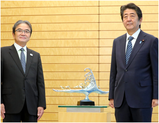制作人宫田亮平、日本首相安倍晋三与礼物“翔”合影 图源:《朝日新闻》