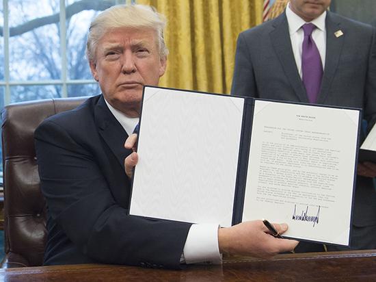 当地时间2017年1月23日，美国华盛顿，美国总统特朗普23日签署行政命令，正式宣布美国退出跨太平洋伙伴关系协定（TPP）。视觉中国 资料图