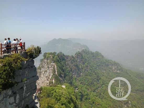 △河南沁阳市委书记坠崖的神农山，在坠崖处可见龙脊长城景点。牛泰/摄影