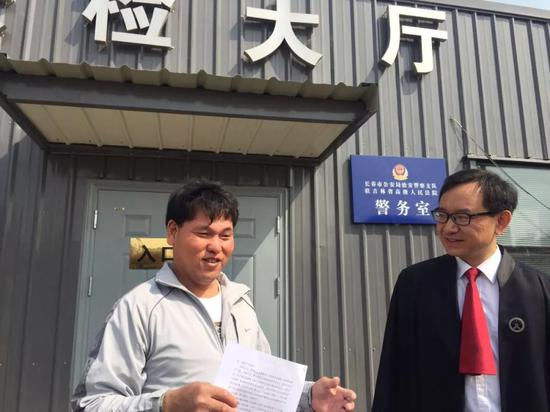 拿到无罪判决书的刘忠林。 新京报记者 王巍 摄
