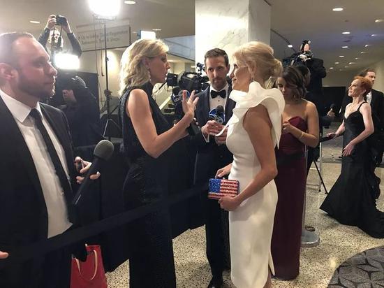 总统高级顾问康韦接受采访