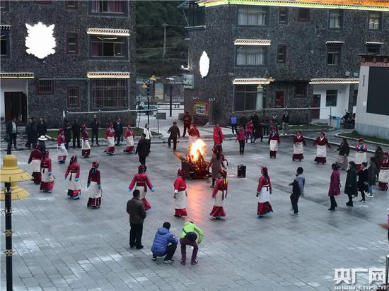 麻麻乡民众自发组织的篝火晚会 央广网记者刘一荻 摄