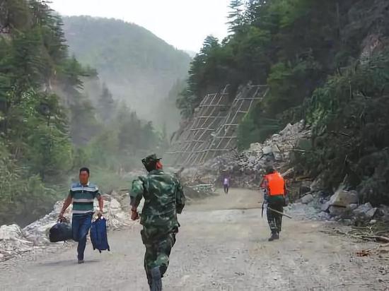 这个白衣女子火遍全国 只因她的背影最帅