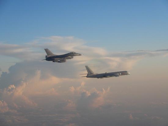 台军F-16战机伴飞我军轰6K轰炸机