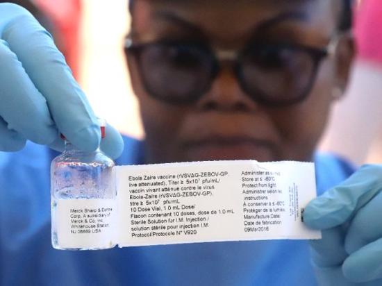 5月21日，在刚果（金）西北部城市姆班达卡，一名世界卫生组织的医护人员准备为人们接种疫苗。（新华/路透）