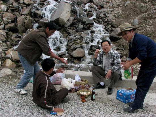 钟扬（右二）与西藏大学师生在西藏采集种子时在户外吃午饭（2007年8月21日摄）。新华社发