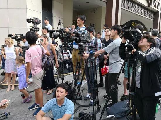 ▲金正恩下榻的瑞吉酒店外记者等候(摄影/环球时报 崔萌)