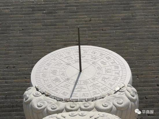 西安城墙日晷装反1年未调整 工作人员:可能得重做