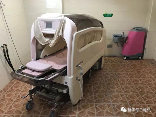 北京老年医院内为老人提供自动洗澡机。邰思聪 摄
