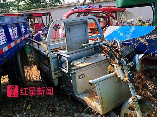 ▲事发后，李方亮的三轮车被扣留，此后一直停在灌云县一停车场内。