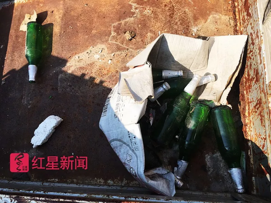 ▲数瓶啤酒放置在李方亮三轮车后箱，其中一瓶开了盖。