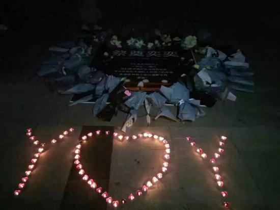 庆阳市民在当地一处公园悼念李依依