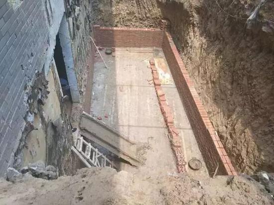 4层别墅还不够用?北京一业主私挖5米深坑建地下室