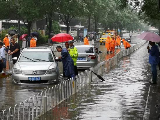 ▲北京回龙观多路段积水 回龙观城铁桥下已恢复通行。新京报记者 王贵彬 摄