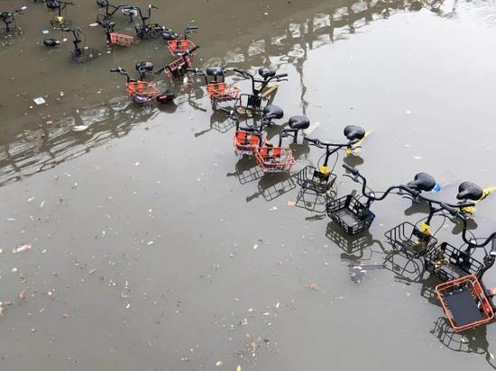 北京大暴雨我在西二旗公交站 等一艘船来接我