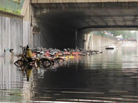 北京大暴雨我在西二旗公交站 等一艘船来接我