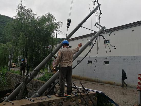 那些在暴雨中奔忙的人最值得敬重