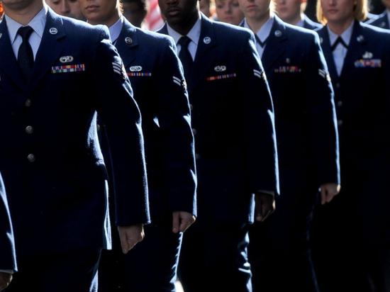 图为2015年11月11日在纽约举行的“老兵节”阅兵仪式成员。（美联社）