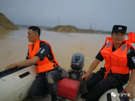 宁夏一名辅警抢救群众时被洪水冲走 至今下落不明