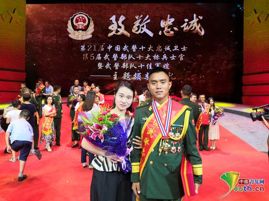 武警广东总队机动支队反劫机中队中队长、第21届中国武警十大忠诚卫士彭星(右)。本人供图