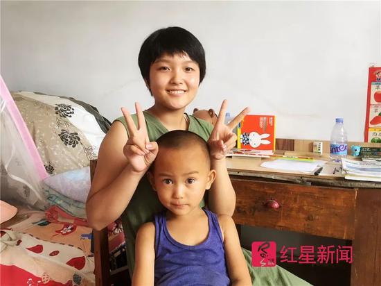 ▲王心仪和六岁的弟弟。图片来源红星新闻