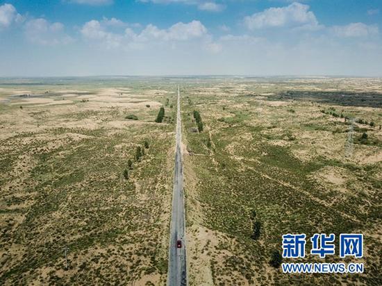 在内蒙古鄂尔多斯市杭锦旗，汽车行驶在锡乌公路上（7月31日无人机拍摄）。 新华社记者 邢广利 摄