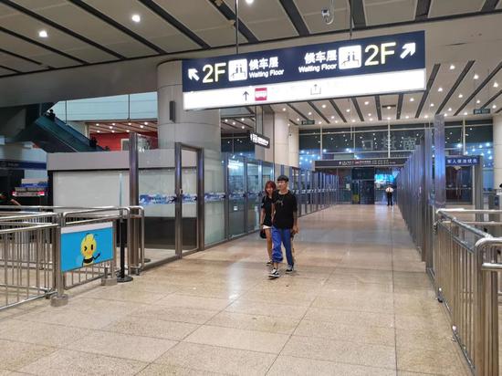 优化进站通道的同时，北京南站地下层还新增开了出站口，旅客可直达公交候车区。新京报记者 裴剑飞 摄