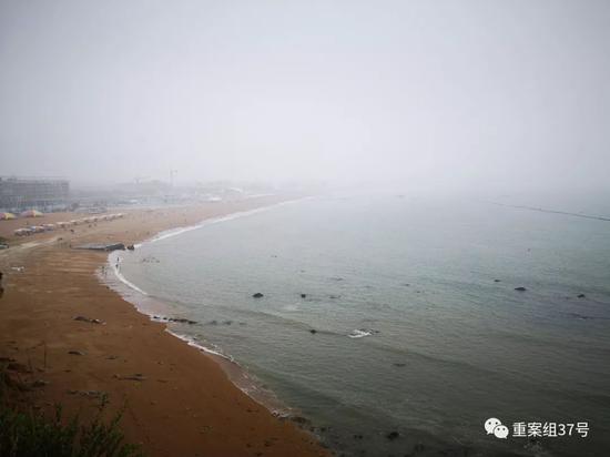 ▲海摊上的排水口很远距离就能看到。 新京报记者 段睿超 摄