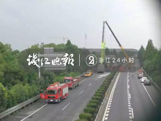 杭州绕城车祸幸存者讲述生死瞬间:我自己爬了出来