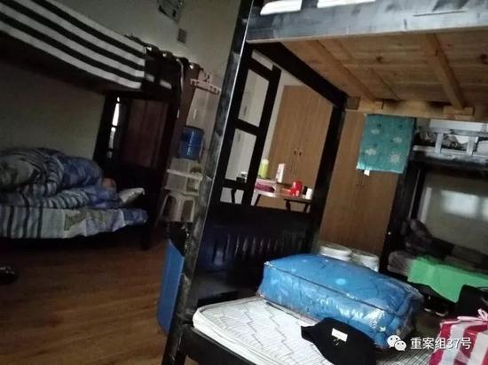 ▲中国员工每天至少工作十二小时,下班后挤在8到12人一间的宿舍休息。图为一个八人间宿舍,是没有窗户的暗间。图/新京报调查组 摄