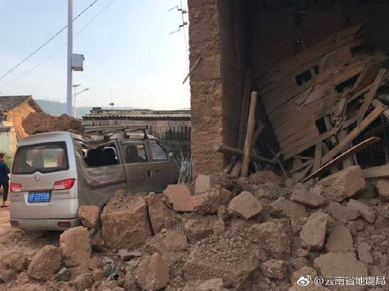 有房屋在地震中倒塌。图源：@云南省地震局