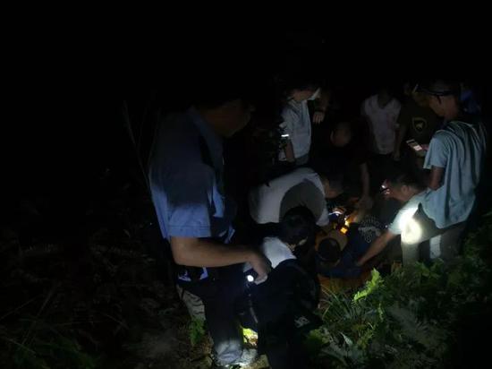 小伙被野猪夹夹住 没带手机靠吃蚂蚱喝泉水活下来