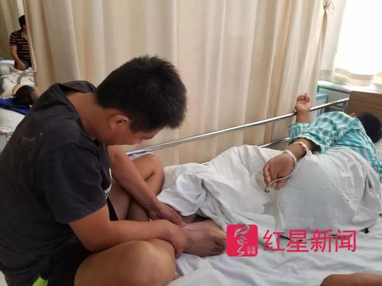 ▲孟超和躺在病床上的儿子比两人现在脚的大小  图片来源：红星新闻