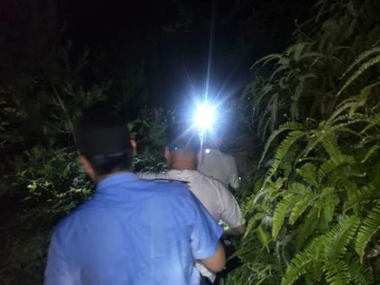 小伙被野猪夹夹住 没带手机靠吃蚂蚱喝泉水活下来