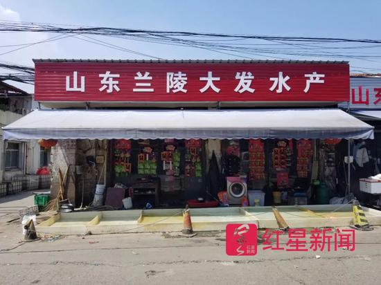 ▲“杀鱼弟”家的店铺  图片来源：红星新闻