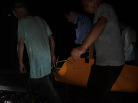 小伙被野猪夹夹住 没带手机靠吃蚂蚱喝泉水活下来