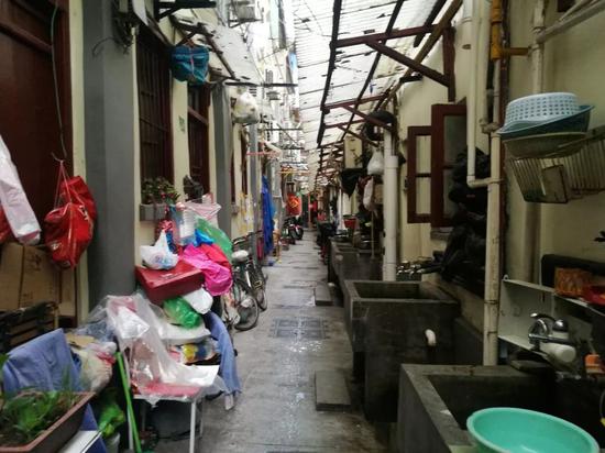 每天回家,张易需要穿过这条小巷子。新京报记者王双兴摄