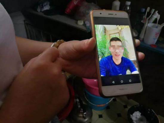 张易去世后,李欢在他手机中找出一张照片作为遗照,他身上穿着事发当天同一件短袖。新京报记者王双兴摄