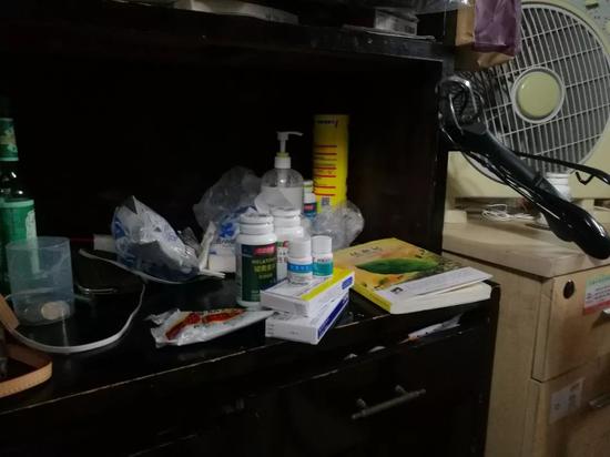 李欢患有干燥性综合征、硬皮症等,需要长期服药。新京报记者王双兴摄