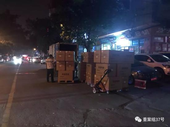  ▲每当夜色降临，街道上便可见拉着电器零件的货车来往。新京报记者庞礡 摄