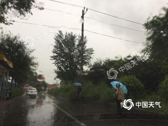 今晨，北京降雨依然持续。（关禺 摄）