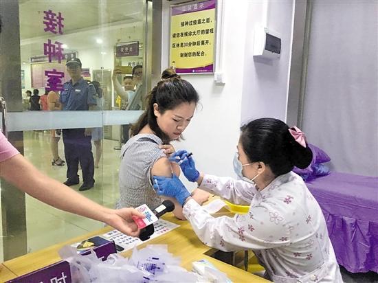16日，巫小姐在罗湖成人预防接种门诊接种了深圳第一针9价HPV疫苗