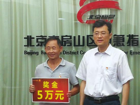 大安山乡赵亩地村党支部书记王悦堂（左）获5万元奖金