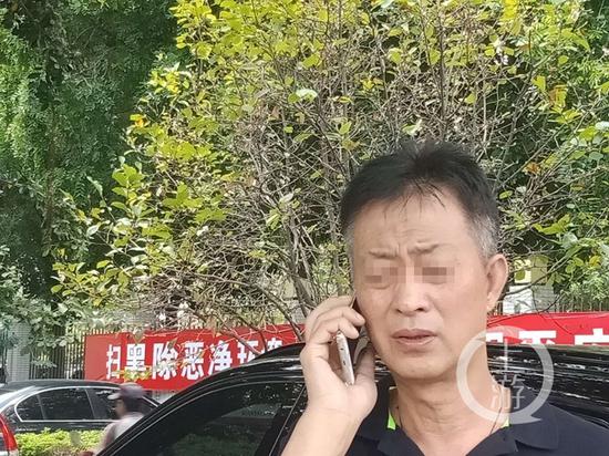 010e8c7d86be62275d1c5b44dbe1160c.jpg </div> <p></p> <p> 何跑跑的村子与王国华家相隔不远。</p> <p> 追凶的前三年,他就雇一辆车开进村,在便于观察和隐藏的地方停下。为了不暴露,饿了就吃面包;为了少上厕所,他只在渴地实在受不了时才喝点水。</p> <p> 唯一收获是何跑跑的家人关掉了福清的生意去了广州,在一水产市场内开店。</p> <p> 后面的14年,他把精力都放在了广州。他的缉凶记忆已模糊,只有一些支离的片段,但对何家每个人的长相他都记得清清楚楚。</p> <p> 每年过年,合家团聚时,他都会给对母亲撒谎,“在朋友家过年,生意上有事。”其实他是坐在广州与水产店相隔30余米的景观石下,看何跑跑是不是在家。</p> <p> 有一次,他看到了何跑跑的父亲,他急忙告知给福清民警,待民警赶到时,对方已没了踪影。</p> <p> 有一次,追凶毫无进展,他实在是失望透顶,他坐在水产市场的景观桥下,想跳下去,一死了之。</p> <p> 追凶的14年中,还有一些小插曲。有人告诉他,何跑跑去了美国,他立即动身去美国;有人告诉他,何跑跑去了哥伦比亚,他又往哥伦比亚跑……</p> <p> 直至何跑跑落网时,王国华的缉凶足迹遍布国内十多个省,还有十多个国家。</p> <p> “只要有人告诉我消息,我就去,辨别消息的真伪是没意义的,只有去了才有可能找到线索。”王国华先容,17年来,他没有再工作,他关掉了自己的生意,卖掉了自己的别墅,现在他负债累累。</p> <div> <div class=