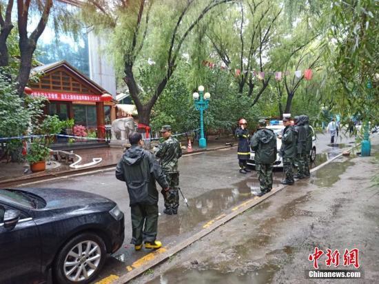 事故发生后,哈尔滨市急救指挥中心紧急调派6台救护车赴现场救援,哈尔滨市卫计委立即启动医疗救治应急预案,组织伤员救治。救治医院也随即开通了绿色通道,组织全市相关医疗专家对伤员全力以赴救治。截止到13时,共收治伤员24人,其中,哈尔滨市第一医院收治20人,其中3人收入骨科病房住院治疗,17人在门诊急诊留院观察;哈尔滨市第五医院收入3人住院治疗,1人病情危重,在ICU病房全力救治;哈医大一院收治1人,经全力抢救无效,于13时宣告临床死亡。目前,还有部分酒店住客在哈尔滨市第一医院进行身体检查,经初步确定,此次