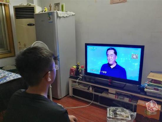 孩子在收看《开学第一课》（家长孙先生供图）
