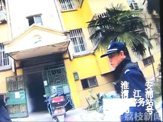 13歲男孩韓版風衣外套_合肥長豐13歲男孩被大水沖下橋男子衣服一脫跳水施救